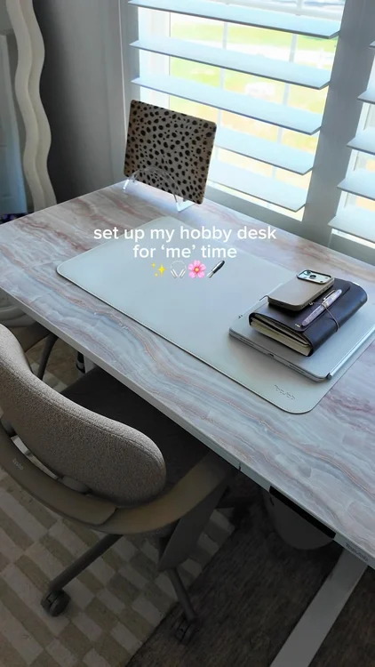 Set up my hobby desk corner with me! LOVE this set up from @topjoblab✨ Feels so good to have a calming space for my hobbies. You can use code ALLIE10 to save 10% on their site!

#topjob #desksetup #wfhsetup #cozyhobbies #deskspace