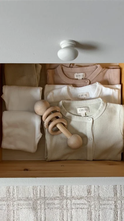 Ribbed baby pieces are back!
100% cotton, naturally breathable, (sooo super) soft against the skin, and designed to move comfortably without synthetic stretch. Choosing a single natural fiber also makes them easier to recycle and reduces our reliance on petroleum-based materials. Because the layer closest to our skin should feel
as natural as possible🤍

Available in ochre, shell and undyed