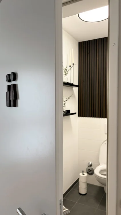 Anzeige | @momentoakustik 

Ich wollte unsere schwarze Wand im WC schon sooo lange verändern, weil mir einfach irgendwas gefehlt hat… 🥹
Und ehrlich? Die Holzpaneele machen so einen riesigen Unterschied aus. Das WC wirkt jetzt viel wärmer, moderner und einfach viel gemütlicher. 🤎

Wir haben uns diesmal für braune Holzpaneele entschieden und ich liebe das Ergebnis wirklich so so sehr. 🫶🏼
Vor allem mit dem schwarzen Filz zusammen passt es einfach perfekt zu unserem Stil zuhause.

Wichtig zu wissen: Die Paneele sollten nicht in direkt feuchten Räumen angebracht werden — bei uns sind WC und Dusche getrennt, deshalb passt das perfekt. ✨

Ich finde, solche kleinen Veränderungen machen am Ende oft den größten Unterschied zuhause. 🥹🤎 

Mit meinem Code Sabrina spart ihr 5 % auf eure Bestellung bei Momento Akustik. ✨ Der Code ist bis 11.08. gültig!

#wohninspiration #holzpaneele #momentoakustik #interiorinspo #homedecor