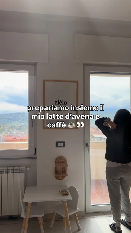 Prepariamo insieme il mio latte d’avena e caffè ☕️👀 

Il latte d’avena lo preparo con la mia @themylky 🥰comodissimo poter fare il latte vegetale direttamente a casa, no? 🤩 

#lattevegetale #vlog #morninglikethis #contentcreator