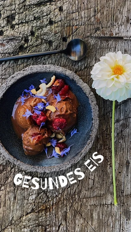 Gesundes Schoko Eis 🍦 

Dieses cremige Schoko-Eis besteht aus nur 3 Zutaten:

🍌 1-2 gefrorene Bio-Bananen (in Stücke geschnitten einfrieren) 
🥛 etwas Hafermilch 
🍫 ~ 2 TL WAKAO von @hawlik_gesundheitsprodukte 

Das Besondere daran? WAKAO ist ein hochwertiger Rohkakao mit den Vitalpilzen Cordyceps und Hericium sowie ausgewählten Vitaminen. 
Ich mag ihn auch besonders als koffeinfreie Kaffee-Alternative – für einen bewussten Start in den Tag oder als kleine Auszeit zwischendurch.  Er unterstützt den normalen Energiestoffwechsel, den Fokus und trägt zu einer harmonischen Darmbalance bei. Außerdem schmeckt er genial lecker 🙌
Den Wakao bekommst du bei @hawlik_gesundheitsprodukte (hawlik-vitalpilze.de⁠￼)

Einfach alles cremig mixen und sofort genießen oder einfrieren für später– ganz ohne zugesetzten Zucker, lecker schokoladig und in wenigen Minuten fertig! Perfekt für heiße Sommertage! 
Kein zugesetzter Zucker, vegan und ruck zuck fertig! 

Wer von euch würde das jetzt auch gleich kosten? 🤎

Viel Spaß beim ausprobieren und verkosten 🥰

Alles Liebe, deine Meli mint

/Empfehlung, Werbung Kooperationspartner @hawlik_gesundheitsprodukte 

#hawlik #selbermachen #Eis #zuckerfrei #rezept