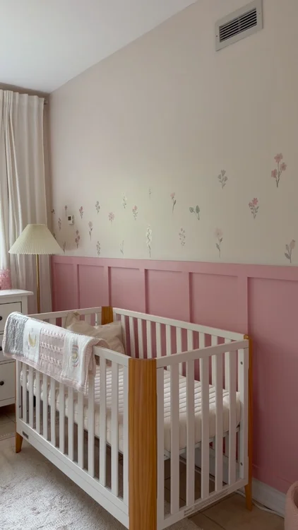 Petit à petit, la chambre de notre poulette prend vie et je pense que je pourrais rester ici toute la journée 🥹🌸

Pour son petit lit, on a choisi Obasan et j’aime tellement savoir qu’elle aura un espace aussi doux et confortable pour ses petits dodos. 🤍

Et parce que les parents aussi méritent de bien dormir (surtout en ce moment 😉), j’ai un petit cadeau pour vous : 20 % de rabais sur tous les oreillers Obasan. Lien dans ma bio 💫

Parce qu’on va se le dire… avec un bébé qui arrive, je vais prendre toutes les heures de sommeil qu’on veut bien me donner. 😂🤍
