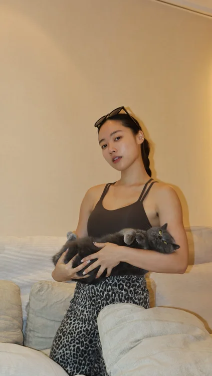 上次分享 @rove.lab R3 魔術沙發！整理最多人問的問題：有沒有防貓抓防潑水，於是這次派出高幸運（我的貓）陪我開箱 C8 圓形軟墊凳、實測給大家看

QA時間：
如果高幸運會講話，你們覺得她在OS什麼？
1.我什麼時候可以換媽媽？
2.這沙發好舒服
3.___________（如果有會讀貓心的寵物溝通師看到這篇reels歡迎告訴我😂）

！想要我的折扣碼留言我傳給你！