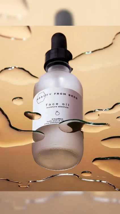 Think face oil means greasy? 
Think again! 

Our Face Oil is built on olive squalane, a lightweight oil that mimics what your skin naturally produces, absorbing fast with no shine and no greasy feel! 

Just a few drops to seal in moisture and keep skin soft, comfortable, and glowing all day!

beautyfrombees.ca
__
#beautyfrombees #takecareofyourhive #naturalalternatives #naturalbathandbody #naturalbathproducts  #hydrateyourskin #noaddedcolors #chemicalfree #nontoxic #saferalternatives #greenbeauty #treatyourself #relax  #naturallyscented #unscented #sensitiveskincare #bodyserumviral #allnaturalbodycare #allnaturalskincare