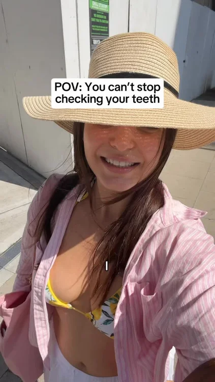 Coffee dates, slow mornings, getting ready with friends… and the occasional “wait… is something stuck in my teeth?” moment..

The little realities no one talks about 🤍