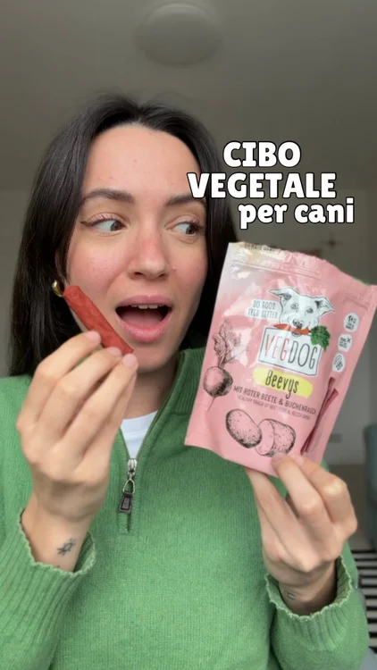 Alimentazione plant-based e cani?

È possibile con @vegdog_food #adv 🌱
Questo è un tema che divide ma che va affrontato partendo da un presupposto fondamentale: la salute dell’animale viene prima di qualsiasi scelta personale. 

‼️Vegdog non nasce infatti per imporre un’alimentazione vegetale ai cani, ma dall’esigenza concreta di rispondere a problematiche di salute.

👉🏻Le loro formule, realizzate da un team di veterinari, sono nutrizionalmente complete, ipoallergeniche e adatte anche ai cani più sensibili. 

🇮🇹Vegdog è arrivato ora anche in Italia! Puoi trovare un’ampia gamma di prodotti tra cibo secco, umido e snack. 
Con il codice MARELLA hai il 20% di sconto su tutto il sito, senza minimo d’ordine.

Ricorda: ogni cane è diverso, prima di cambiare alimentazione confrontati con il tuo veterinario e, se scegli una dieta vegetale, fai una transizione graduale (circa tre settimane) per permettere all’organismo di adattarsi.
Informarsi e scegliere consapevolmente: questo è ciò che fa davvero la differenza.

E tu hai mai valutato un’alternativa plant-based per il tuo cane? 🐶 
_________________________
#vegdog #alimentazione #cane #plantbased