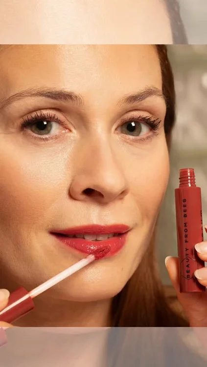 Bold lips, naturally! 

Our Ruby Rouge Lip Serum gives you a gorgeous, head-turning colour while keeping your lips hydrated, nourished, and irresistibly soft! 

Have you tried this shade yet?

beautyfrombees.ca
__
#beautyfrombees #takecareofyourhive #naturalalternative #naturalliving #handmade #madeincanada #naturalalternatives #momlife #crunchymama #meetthemaker #canadianmamas #allnaturalmakeup #chemicalfreeliving #greenliving #nontoxic #chemicalfree #naturalskincare #naturalmakeup #nontoxicmakeup #chemicalfreemakeup #makeup #ethicalmakeup #handmademakeup #makeuproutine #lipserum #lipbalm