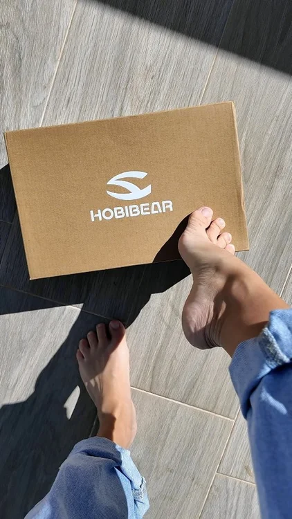 Cuando empiezas a interesarte por el calzado barefoot, lo primero que te dicen es que cambies.

Pero casi nadie te explica algo importante.
Tu cuerpo necesita adaptarse. ❤️

Después de años usando zapatos rígidos, estrechos y con suela gruesa, no es tan fácil pasar de golpe a algo completamente minimalista.

Y ahí es donde mucha gente lo deja. 😢

Por eso este tipo de zapatillas tienen tanto sentido. @hobibeares 🐻

Son un punto intermedio.

Flexibles.
Con espacio real para los dedos.
Cómodas.
Pero con una suela más gruesa y estable para empezar.

Te permiten ir recuperando poco a poco la forma natural del pie sin forzarlo. 🦶🏻

Porque no se trata de cambiar de un día para otro.

Se trata de volver a lo natural… pero con cabeza.

Yo llevo años usando barefoot. 👟

Y si algo he aprendido, es que una buena transición marca la diferencia.

Porque cuando el pie empieza a funcionar como debería, todo cambia. 🤗

Tu postura.
Tu forma de caminar.
Y cómo se siente tu cuerpo al moverse.

¿Te has planteado alguna vez cambiar a barefoot o te parece demasiado radical? 

Os leo 👀