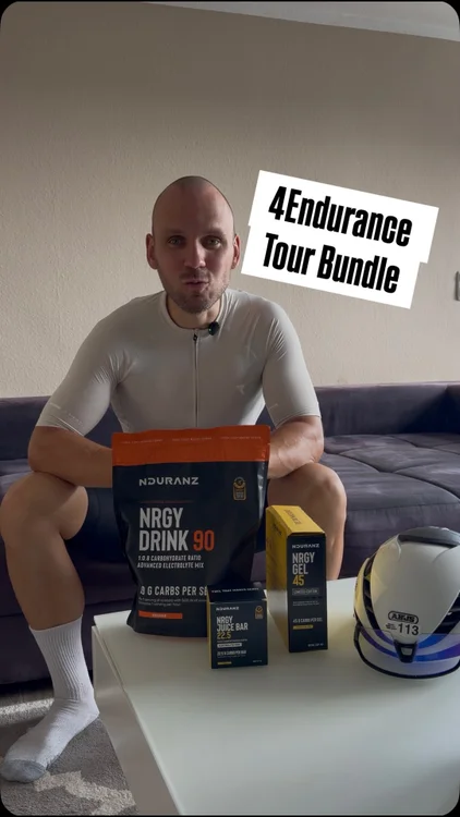 Anzeige | Passend zur Tour hat @4endurance.de jetzt das NDuranz Tour Bundle zusammengestellt:
🍹 1x NRGY Drink 90
 🍭1x NRGY Gel 45 Limited Edition Box
🍫 1x Juice Bar 22.5 Box

Das Ganze für nur 24,99€! Pro Level Fueling für jeden!

Sichert euch das #tourbundle unter: 
🔗 https://4endurance.de/products/tour-bundle

———
#4endurance #sportnahrung #cycling #nutrition