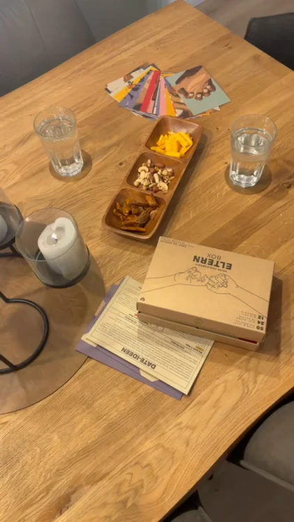 Weniger planen, mehr Zeit zu zweit? Die ELTERN-BOX macht’s einfach.💡❤️
Zwischen Familienalltag, To-dos und Mental Load bleibt oft wenig Energie, sich auch noch Gedanken über das nächste Date zu machen. Genau deshalb gibt es die ⭐️Eltern-Box⭐️ Sie liefert fertige, alltagstaugliche Date-Ideen – extra für Eltern entwickelt.

Ob ein kurzer Moment zwischendurch, ein kleines Date am Abend oder eine längere Wir-Zeit – ihr entscheidet.🫶

❌ Ohne stundenlange Vorbereitung und ohne Kitsch
❤️ Endlich nicht alles selbst planen müssen
💡 Fertige Ideen für euren Elternalltag
⏱️ Auch umsetzbar, wenn Zeit und Energie knapp sind
🎁 Perfekt, um dich einfach mal wieder mit einem Date zu überraschen

🌱 Nachhaltig produziert. Mit Liebe in Mainz entwickelt.

🔥 Jetzt Eltern-Box sichern & auch mal die Planung abgeben.