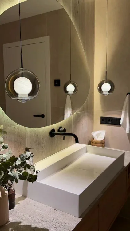 Anzeige | Das Badezimmer ist der Ort, an dem unser Tag beginnt und am Abend wieder endet. Genau deshalb verdient es eine Atmosphäre, in der man sich wohlfühlt und zur Ruhe kommen kann. ✨

In das Modell NOIA von @neonaliving habe ich mich sofort verliebt. Das filigrane Glasdesign und das warme Licht verleihen unserem Badezimmer genau die Eleganz und Gemütlichkeit, die wir uns immer gewünscht haben. 🤍

Falls ihr euer Badezimmer auch aufwerten möchtet: Aktuell läuft bei NEONA der Summer Sale mit bis zu 35 % Rabatt. Mit meinem Code YASEMIN20 spart ihr zusätzlich 20 € ab einem Bestellwert von 150 €.

🎁 Extra vom 31.07.–02.08.: Ab einem Bestellwert von 300 € gibt es außerdem eine NERO-Leuchte kostenlos zu eurer Bestellung dazu.

#neona #pendelleuchte #badezimmer #interiorinspo #einrichtungsideen
