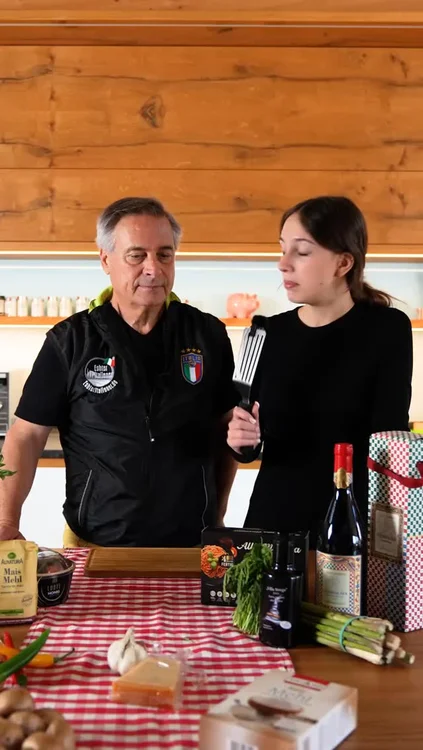 Papa hat noch nie ein Fertiggericht gegessen, das wirklich schmeckt. 👨‍👧🍝
Bis jetzt.
Alla Mamma – in 4 Minuten fertig, schmeckt wie frisch aus dem Restaurant. Keine Konservierungsstoffe. 12 Monate haltbar, ganz ohne Kühlung.
Manche Dinge muss man einfach selbst probieren.
👉 Link in der Bio.
#AllaMamma #Pasta #ItalianFood #4Minuten #WieImRestaurant #OhneKonservierungsstoffe #Foodporn #MadeInItaly #Fertiggericht #Foodie