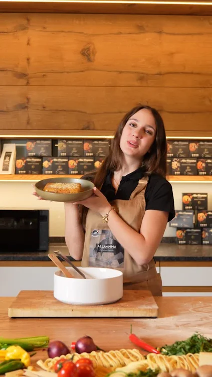 Lasagne. 🇮🇹
Ein Klassiker.

Aber richtig gemacht!

Im Video zeigen wir dir,
wie unsere Lasagne Bolognese in nur 18 Minuten
bei 200 Grad
aus dem Ofen kommt –
wie im Restaurant.
Glutenfrei oder klassisch.
Du entscheidest.

So isst man Lasagne in Italien.
Punto.

👉 Jetzt entdecken auf
www.allamamma.de

Alla Mamma.
Wie bei Mamma.
Buon appetito 🇮🇹
#allamamma #lasagne #italienischeküche #pastaliebe #glutenfrei
