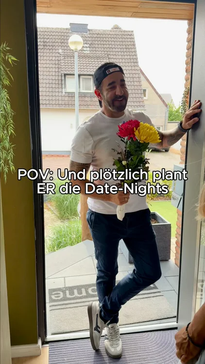 Du wünschst dir als Mama mehr Zeit zu zweit ❤️ – aber weniger Organisation? ✨
Die Eltern-Box ist eure Abkürzung zu mehr Zweisamkeit im Familienalltag: Über 100 fertige Impulse, mit denen ihr schnell und einfach eure nächste Date Night auf die Beine stellen könnt.🫶

❌ Keine lange Ideensuche. Kein Planungsstress. 

❤️Nur ihr zwei, eine Karte und ein kleiner Moment, der sich endlich wieder nach euch anfühlt. 

✅ 5-Minuten-Momente, besondere Mini-Dates & Date-Abende 
✅ Ohne Vorbereitung & ohne Zusatzmaterial
✅ Perfekt für müde Eltern mit wenig Zeit
✅ Mehr Nähe, Leichtigkeit & Paarzeit im Alltag
✅ Entwickelt mit über 600 Eltern.

🌱 Nachhaltig produziert. Mit Liebe in Mainz entwickelt.

🔥 Jetzt Eltern-Box sichern & wieder Paarzeit genießen.