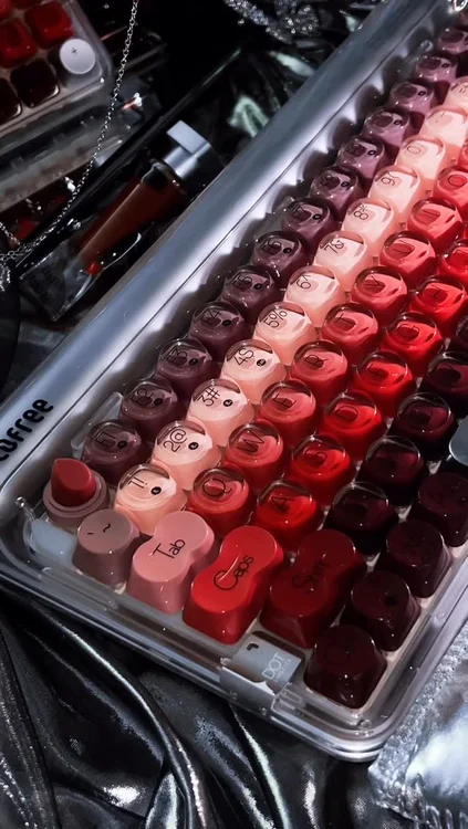 💄 @lofree.co Lipstick Keyboard + Numpad Combo

💄Features:
● Inspired by the timeless allure of lipstick
● Dual color PBT keycaps
● Gasket mount for better typing experiences
● 1000Hz polling rate
● Hot swappable switches
● Tri-mode connectivity (2.4GHz/ Bluetooth 5.3/ wired USB-C)
● Compatible with MacOS, iOS, Windows, and Android
● Connect up to three devices via Bluetooth
.
.
.
.
Is this your vibe? Getting addicted to keebs tapping sounds. Crazy obsessive satisfying keebs. #asmr #keyboardasmr #keyboard #customizedkeyboard #cutekeyboard  #keyboardart #typing #assemble #mechanicalkeyboard #keycaps #keyboardbuild