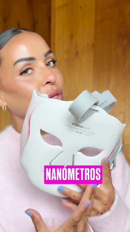 Pensaba que todas las máscaras LED eran iguales… hasta que probé esta. La mayoría se quedan en la superficie.

Pero esta utiliza luz infrarroja de 1072nm, que actúa mucho más profundo en la piel.

Por eso no es solo “luz bonita”:
✔️ Estimula el colágeno de verdad
✔️ Mejora la firmeza
✔️ La piel se ve más uniforme y luminosa

La uso 5 minutos al día, en casa, y es literalmente como tener un tratamiento profesional sin salir.

Y sinceramente… se siente diferente desde el primer uso. No hay nada más potente que esto ahora mismo. Y se nota.