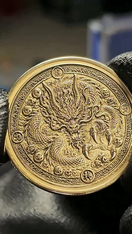 Gravure d'une médaille en laiton façon  technique d'embossage réalisée avec le @laserpecker LP5 (voir lien) -5% avec le code : NIKOFLP
Le module Fibre grave la profondeur et les détails fins sur le métal. 
Résultat : un rendu 3D bluffant sur laiton massif. 

#laserengraving #metalwork #brassart #laserpecker #craftsmanshipdaily