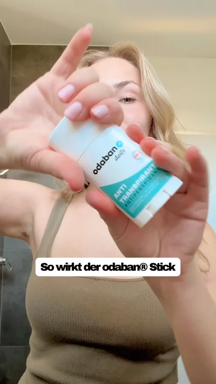 💡So wirkt odaban® Deo Stick (über Nacht besonders gut) gegen übermäßiges Schwitzen
Du kannst ihn jederzeit verwenden – für die beste Wirkung empfehlen wir jedoch die Anwendung abends vor dem Schlafengehen. 💤
Aluminiumchlorohydrat verbindet sich auf trockener Haut mit körpereigenen Proteinen. So entstehen feine, temporäre Propfen an den Ausgängen der Schweißkanäle, die den Schweißfluss reduzieren.
Nachts produziert dein Körper weniger Schweiß, der Stoffwechsel ändert sich und man bewegt sich auch weniger. Der Wirkstoff hat dadurch Zeit, sich auf trockener Haut zu entfalten – statt direkt wieder abgetragen zu werden. Morgens kannst du duschen und deinen Tag ganz normal starten.

👉So wendest du den Stick optimal an:
→ Abends auf gereinigte, vollständig trockene Haut
→ Hauchdünn auftragen – zwei Striche genügen
→ Nicht direkt nach der Rasur anwenden; mindestens 24 Stunden warten

Weniger Schweiß. Weniger Sorge vor Flecken. Und endlich wieder das tragen, worin du dich am wohlsten fühlst. ✨