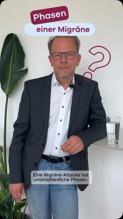 Viele denken bei Migräne an den Moment, in dem der Schmerz zuschlägt. Aber tatsächlich läuft im Gehirn schon viel früher etwas ab, und auch danach ist der Körper noch nicht wieder im Gleichgewicht. 
 
Dr. med. Wollmann erklärt in diesem Video, welche vier Phasen eine Migräne-Attacke typischerweise durchläuft und was in jeder Phase im Körper passiert, aber auch, dass sie bei jeder Person anders aussehen kann.  🧠✨ Manche Betroffene spüren stundenlang Vorboten, andere gar keine. Manche haben eine Aura, viele nicht. Und in seltenen Fällen läuft eine Attacke sogar ganz ohne Kopfschmerz ab.
 
Die vier Phasen im Überblick:
 
☁️ Phase 1 – Vorbotenphase (Prodromalphase) 
Bis zu 48 Stunden vor der eigentlichen Attacke. Typische Anzeichen: Heißhunger, Müdigkeit, Reizbarkeit, Nackenverspannungen, Konzentrationsprobleme oder Stimmungsschwankungen.

✨ Phase 2 – Aura
Bei rund 20-30 % der Betroffenen zeigt sich vor oder während der Attacke eine Aura. Sehstörungen wie Flimmern oder Zickzack-Linien, Kribbeln in Armen oder Gesicht, Sprach- oder Wortfindungsstörungen. Die Aura dauert meist 5-60 Minuten.
 
⚡ Phase 3 – Kopfschmerzphase 
Die eigentliche Attacke: pulsierender, oft einseitiger Kopfschmerz, verstärkt durch Bewegung. Begleitet von Übelkeit, Licht- und Lärmempfindlichkeit. Unbehandelt kann diese Phase 4 bis 72 Stunden dauern.
 
🌙 Phase 4 – Rückbildungsphase (Postdromalphase) 
Auch wenn der Schmerz nachlässt, ist der Körper noch nicht fertig. Erschöpfung, Konzentrationsschwäche, ein „Migräne-Kater” – das kann noch 24-48 Stunden anhalten.
 
Warum das zu wissen wichtig ist:
Wer die Phasen kennt, kann Vorboten früher erkennen, gezielter vorbeugen und Attacken besser einordnen. 🌿 Und weiß auch: Nach der Attacke ist Erholung Teil des Prozesses und kein Zeichen von Schwäche.