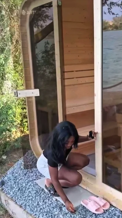 Nach einem langen Tag abschalten – ohne das Haus zu verlassen. 🌿
Die Cube Fasssauna Fjora M aus Fichtenholz: Platz für 3, 3,6-kW-Ofen, Panorama-Sicherheitsglas & wetterfeste Abdeckung fürs ganze Jahr. Dein privater Rückzugsort im Garten.
👉 https://artsauna.de/products/cube-fasssauna-fjora-m
#gartensauna #fasssauna #fjora #artsauna #wellnesszuhause