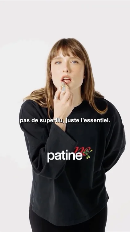 Un nécessaire recadrage face à l’usage aux 4 vents du “kinda chic”.
Patine prêt-à-reporter ❤️