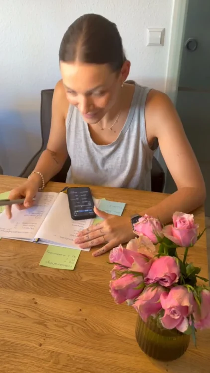 Weniger planen, mehr Zeit zu zweit? Die ELTERN-BOX macht’s einfach.💡❤️
Zwischen Familienalltag, To-dos und Mental Load bleibt oft wenig Energie, sich auch noch Gedanken über das nächste Date zu machen. Genau deshalb gibt es die ⭐️Eltern-Box⭐️ Sie liefert fertige, alltagstaugliche Date-Ideen – extra für Eltern entwickelt.

Ob ein kurzer Moment zwischendurch, ein kleines Date am Abend oder eine längere Wir-Zeit – ihr entscheidet.🫶

❌ Ohne stundenlange Vorbereitung und ohne Kitsch
❤️ Endlich nicht alles selbst planen müssen
💡 Fertige Ideen für euren Elternalltag
⏱️ Auch umsetzbar, wenn Zeit und Energie knapp sind
🎁 Perfekt, um dich einfach mal wieder mit einem Date zu überraschen

🌱 Nachhaltig produziert. Mit Liebe in Mainz entwickelt.

🔥 Jetzt Eltern-Box sichern & auch mal die Planung abgeben.