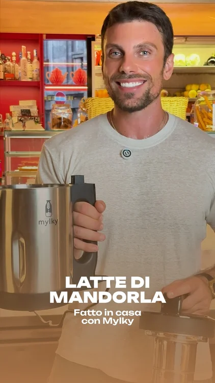 🥛 Latte di mandorla fatto in casa in circa un minuto? Con Mylky si può.

Quando scegli una bevanda vegetale, leggere l’etichetta è sempre una buona abitudine. Ma c’è anche un’altra possibilità: prepararla direttamente a casa, scegliendo personalmente ogni ingrediente.

Con Mylky prepariamo un latte di mandorla barista fresco, cremoso e versatile, senza dover filtrare a mano e senza trasformare la cucina in un campo di battaglia. 😅

🌰 LATTE DI MANDORLA BARISTA – circa 750 ml

Ingredienti:
* 150 g di mandorle crude, preferibilmente lasciate in ammollo per una notte
* 25 g di datteri a pezzetti Mylky oppure 2 datteri denocciolati
* un pizzico di sale
* 750 ml di acqua
* 1 cucchiaio di olio di avocado o di mandorla
* 1 cucchiaino di estratto di vaniglia

Preparazione 👇

Inserisci mandorle, datteri e sale nel filtro di Mylky. Versa l’acqua nella caraffa e aggiungi olio e vaniglia. Collega il filtro, ruotalo per sigillarlo, seleziona la modalità NutMilk e premi Start.

Terminato il ciclo, versa la bevanda di mandorla in una bottiglia di vetro pulita oppure utilizzala subito. Puoi gustarla fredda, scaldarla o montarla per preparare cappuccini e altre bevande. ☕️

E se dopo qualche ora tende a separarsi, niente panico: è un fenomeno naturale. Basta agitare la bottiglia prima dell'uso.

Il bello di preparare il latte di mandorla con Mylky? Scegli tu gli ingredienti, puoi personalizzare la ricetta secondo i tuoi gusti e riduci anche l'utilizzo di confezioni.

🎁 Vuoi provare Mylky e ricevere il mio codice sconto? 10CRISTIANO

Scrivi “MYLKY” nei commenti e ti invierò il codice sconto. 👇
#adv