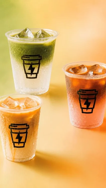Tres formas de aguantar el calor, y ninguna es café solo con hielo.

Iced Coconut Matcha
Espresso Pomelo Tonic,
Iced Salted Caramel Latte.

Disponibles desde ya en todos nuestros locales.