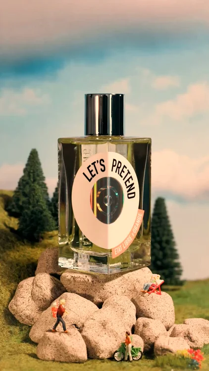 Peach, cedar and saffron. The fragrance you'll want with you all season long.