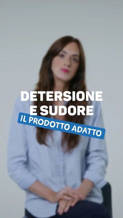 Pizzicore dopo la doccia. Arrossamenti nelle zone di attrito. Follicoliti ricorrenti. Pelle che tira nonostante le creme.

🫧 Non è la stagione. È la detersione.

Quando sudiamo, sulla pelle rimangono sali minerali, urea e sebo ossidato. Se non rimossi correttamente, questi componenti erodono il cemento lipidico della barriera cutanea. E se usiamo detergenti aggressivi per rimuoverli, togliamo anche i lipidi che la proteggono.

La tecnologia macromicellare funziona diversamente: rimuove le impurità per affinità, senza toccare la barriera.

Domande sulla tua routine di detersione? Scrivile nei commenti 👇

#detersione #sudore #barrieracutanea #pellesensibile #skincare