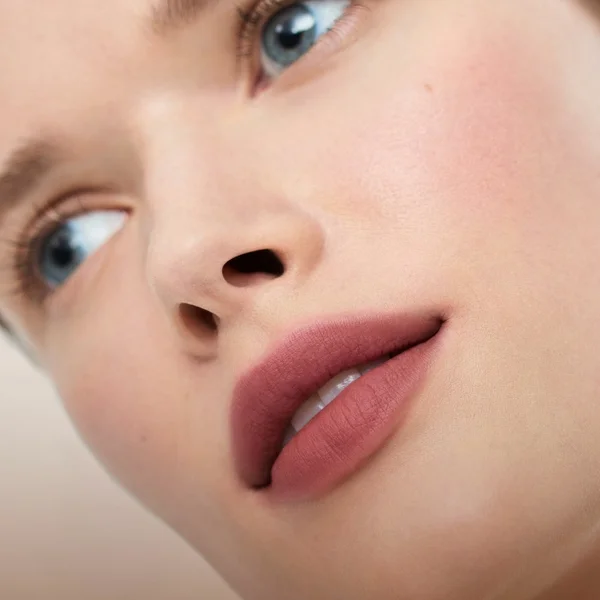 Discover Phantom Blur Balm