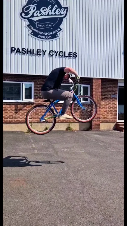 When we renovate @ginger_man_1983 original Pashley 26Mhz frame and he comes to collect it with wheels and a box of parts, we couldn't resist getting it built in our workshop for some throw back Pashley Trials action!

Thank you Wayne!