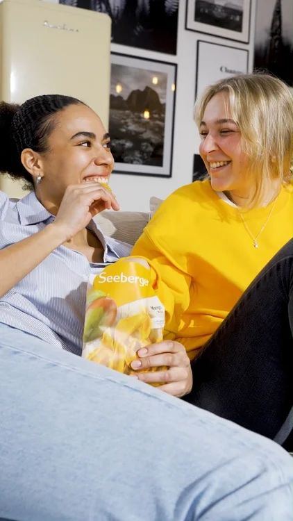 Der Blick, wenn man schon beim Öffnen weiß, dass die Mango-Packung den Abend nicht überstehen wird. 😇

Mit ihrem fruchtigen Geschmack und der orange-leuchtenden Farbe sind unsere extra großen Mangostreifen aber auch einfach unwiderstehlich lecker. Und das ganz ohne Zuckerzusatz! 🤝🥭🌞