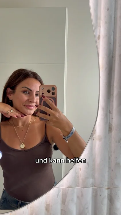 Anzeige//
.

Der Sommer ist fast vorbei, aber das heißt ja nicht, dass man seine Body Goals jetzt einfach abhaken muss. 😄 Ich finde, es ist eigentlich nie zu spät, wieder mehr auf sich und seinen Körper zu achten.

Für mich gehören da drei Dinge zusammen: eine ausgewogene Ernährung, Bewegung und der richtige Support von innen.

Deshalb gehört Shape & Glow von well be mittlerweile zu meiner Morgenroutine. 🫶🏼

Enthalten sind unter anderem L-Carnitin und Grüntee-Extrakt, die den Fettstoffwechsel unterstützen, außerdem Chrom, das zur Aufrechterhaltung eines normalen Blutzuckerspiegels beiträgt.

Dazu kommt Slow-Release-Koffein, das nach und nach freigesetzt wird und mich über mehrere Stunden begleitet. Vitamin B6 und B12 tragen zusätzlich zur Verringerung von Müdigkeit bei.

Und natürlich darf auch Kollagen nicht fehlen – schließlich geht es nicht nur um Shape, sondern auch um Glow. ✨

Was ich richtig praktisch finde: Beim 3er-Bundle bekommt ihr den Eat-to-Glow Ernährungsplan mit einfachen Rezepten kostenlos dazu.

Und beim 6er-Bundle gibt’s zusätzlich das Move-to-Glow Programm mit Home-Workouts für Anfänger und Fortgeschrittene.

Also warum bis zum nächsten Sommer warten? Man kann auch jetzt noch auch jetzt noch anfangen. 🤍

#wellbe #shapeglow #bodygoals #glowup #ernährung gesundeernährung @wellbe.de