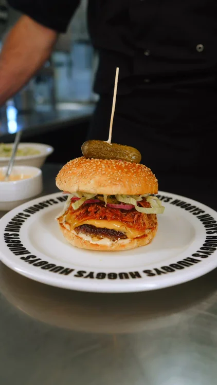 Un effiloché de porc cuit pendant des heures puis généreusement nappé de notre sauce BBQ maison. Fondant sous la dent. Généreux jusqu’à l’excès. Posé sur un patty pur boeuf bien juteux. 🤤
Le goût des longues soirées d’été, quand personne n’est pressé de quitter la table. ☀️