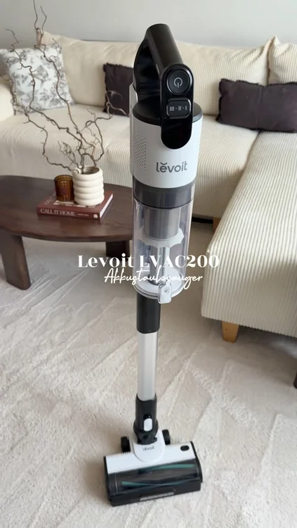 Anzeige | Bezahlte Partnerschaft mit @levoit.deutschland

Ich hätte nicht gedacht, dass mich ein Staubsauger so überzeugt 😄
Der Levoit LVAC200 Akku-Staubsauger hat mich vor allem durch seine starke Preis-Leistung beeindruckt — besonders für unter 200 €.

Was ich praktisch finde:
✨ Anti-Haar-Verwicklung – Haare verheddern sich deutlich weniger in der Bürste
✨ Leicht & flexibel – ideal für Boden, Sofa, Matratze und Auto
✨ 5-stufiges Filtersystem – filtert 99,9 % der Partikel laut Hersteller

Besonders im Alltag spart er mir Zeit, weil ich schnell zwischendurch saugen kann, ohne jedes Mal den großen Staubsauger rauszuholen.

Aktuell gibt es ihn zum Prime Day günstiger:
statt 159,99 € jetzt für 128,17 € (bis zum 26.06.26)

Erhältlich bei Amazon und im Online-Shop. 
Den Link dazu findet ihr in meinen Highlights sowie in meiner Bio auf meiner Amazon Storefront.

#levoitlvac200 #Levoit #Staubsauger #produkttest #cleaninghacks