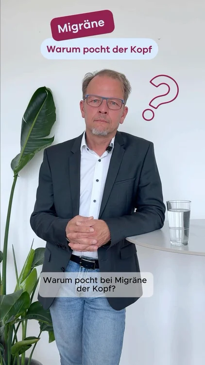 🩺 Warum pocht es bei Migräne eigentlich?

Fast alle beschreiben es gleich: Es hämmert, es klopft, es pulsiert. Man würde meinen, da schlägt irgendetwas gegen die Schädeldecke. Tatsächlich geht es um zwei Dinge, die enger zusammenhängen, als man denkt: Nerven und Blutgefäße.

In der Hirnhaut verlaufen Blutgefäße, und um sie herum liegen feine Fasern des Trigeminusnervs. Zusammen bilden sie das trigeminovaskuläre System. Bei einer Attacke werden dort Botenstoffe wie CGRP frei. Sie erweitern die Gefäße und melden dem Nerv gleichzeitig Schmerz. 🧠

Dazu kommt: Mit jedem Pulsschlag bewegen sich die Gefäßwände, sie weiten sich und ziehen sich wieder zusammen. Dieses Pulsieren läuft bei allen Menschen den ganzen Tag, ohne dass es jemand merkt.

Bei Migräne ist das System überempfindlich. Und selbst diese kleine Bewegung kann dann ausreichen, um einen Schmerzreiz auszulösen. Und das zeigt auch: Migräne ist keine Frage von Belastbarkeit. Das System reagiert einfach anders.

Dr. med. Jan-Christoph Wollmann, unser Medical Director, erklärt es im Video. 🎥

Wie fühlt sich Deine an? Pochend, drückend, stechend? Schreib es in die Kommentare.  Die Bandbreite ist größer, als die meisten denken. 👇